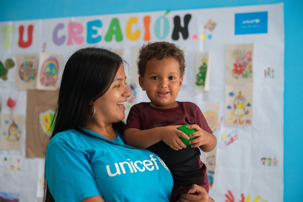 エクアドルとの国境にある「子どもにやさしい空間」で、ユニセフスタッフと遊ぶ子ども。移民の子どもたちが休んだり遊んだりできるよう支援している。(ペルー、2023年1月撮影)