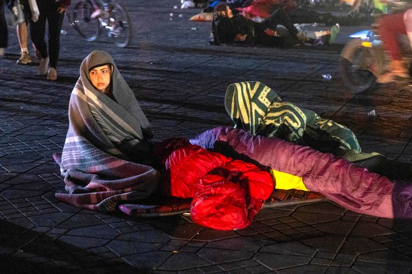 マラケシュで、地震により外へ避難し、広場で寝泊まりする被災者たち。(モロッコ、2023年9月9日撮影/AFP)