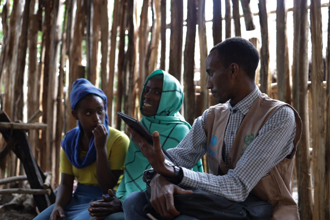 ユニセフは、児童婚など、子どもにとって有害な慣行を地域ぐるみで防ぐための取り組みをしている（エチオピア、2023年撮影）