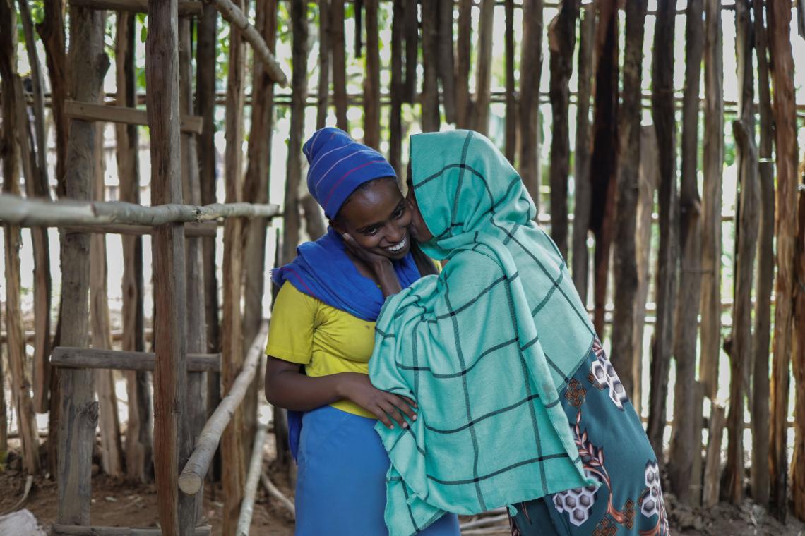 母親のファンティエさんから頬にキスをされるベレイネシュ（エチオピア、2023年撮影）