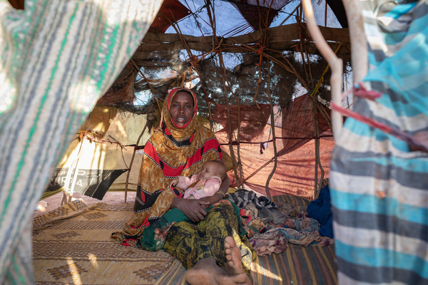 ソマリ州で続く最悪な干ばつの被害を受け、家畜の牛やラクダを失い、生計を立てるのに苦労している母親。「家畜を失い、助けを求めて故郷を離れた」と話す。(エチオピア、2023年3月撮影)