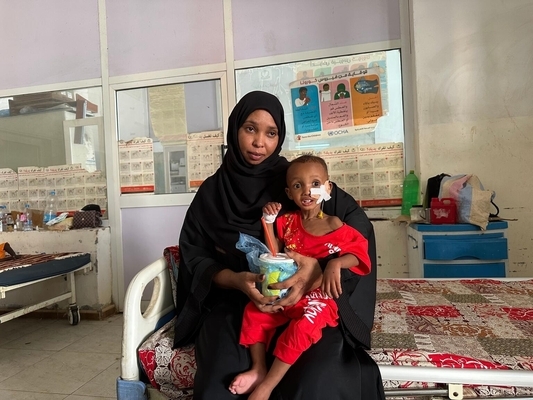 ポートスーダンの保健センターで、栄養不良の治療を受ける子ども。(スーダン、2023年9月12日撮影)