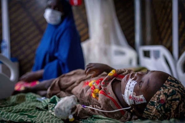 ジフテリアに感染した7歳のハフサットさん。(ナイジェリア、2023年9月18日撮影)