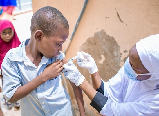 カノ州のプライマリ・ヘルスケア・センターで、ジフテリアの予防接種を受ける12歳のアフマドさん。(ナイジェリア、2023年9月13日撮影)