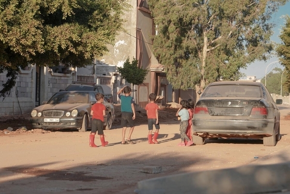 洪水で被災し新しい町に避難してきた子どもたち。天気が晴れの日も、再び洪水が発生することを警戒して長靴を履いている。(リビア、2023年9月14日撮影)