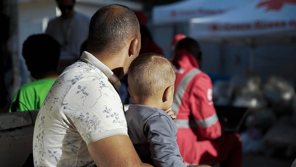 ランペドゥーサ島の一時受け入れセンターに辿り着いた、チュニジアからの移民の親子。(イタリア、2023年9月26日撮影) 