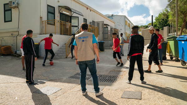 ランペドゥーサ島の一時受け入れセンターで、同伴者のいない移民の子どもたちを支援するユニセフのスタッフ。(イタリア、2023年9月26日撮影)