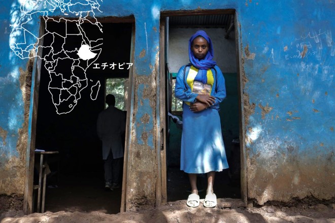 学校の教室の前に立つベレイネシュ（エチオピア、2023年撮影）