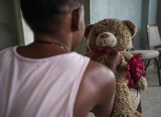 武装グループに誘拐され、性暴力を受けた15歳のタイナさん(仮名)。なんとか逃れることができ、ユニセフなどによる医療や心のケア、住む場所の支援を受けている。(ハイチ、2023年8月撮影)