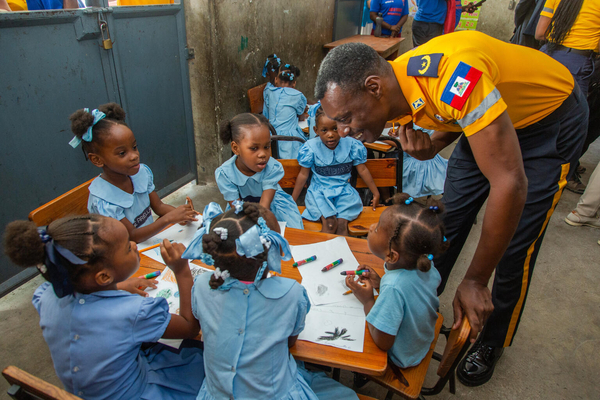 ポルトープランスにあるユニセフなどが支援する学校で、授業を受ける子どもたち。最も弱い立場にあるコミュニティに住む子どもたちがこの学校に通っている。(ハイチ、2023年6月撮影)