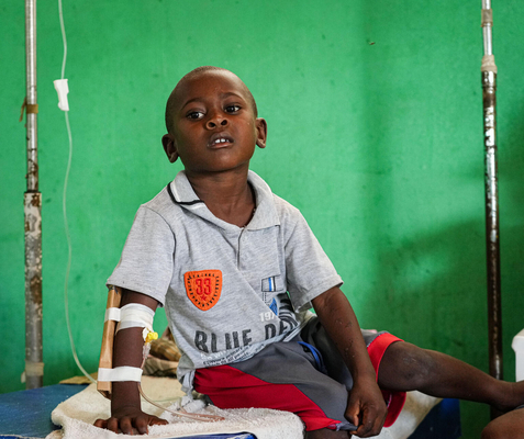 保健センターで、コレラに感染し治療を受ける男の子。(ハイチ、2023年7月撮影)