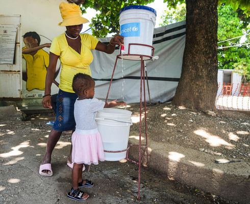 保健センターにユニセフが設置した手洗い場で手を洗う、コレラから回復した女の子。(ハイチ、2023年7月撮影)