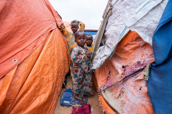干ばつから逃れ、国内避難民キャンプで生活する子どもたち。(ソマリア、2023年2月撮影)
