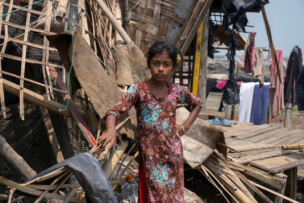 テクナフ郡で、サイクロン「モカ」により破壊された自宅前に立つ女の子。(バングラデシュ、2023年5月撮影)