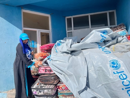 ヘラートの村に到着した、被災家族のための毛布や防水シートなどのユニセフの支援物資。(アフガニスタン、2023年10月8日撮影)