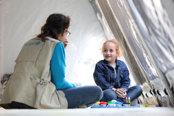 ゴリス市に設置されたユニセフの支援施設でスタッフと話す、カラバフから避難してきたビクトリアさん。(アルメニア、2023年9月29日撮影)