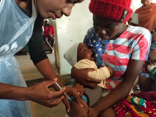 リロングウェの保健センターで、マラリアの予防接種を受ける生後8カ月のアランちゃん。(マラウイ、2023年6月撮影)