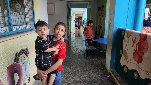 激化した戦闘から逃れ、避難所となっている学校で生活する子どもたち。(ガザ地区、2023年10月14日撮影)