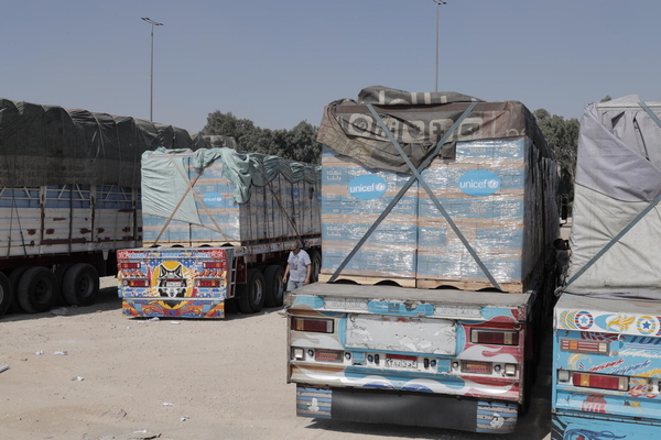 イスマイリアからガザ地区へ向かうユニセフの安全な飲み水を積んだトラック。(エジプト、2023年10月14日撮影)