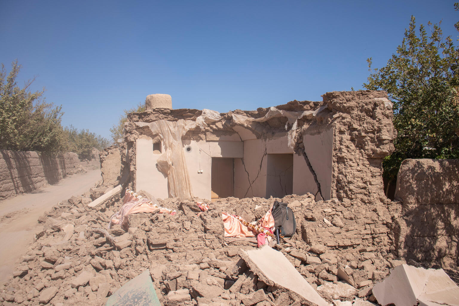 アフガニスタン西部ヘラート州ジンダジャン県にある村では、地震によって民家の95%が全壊した(アフガニスタン、2023年10月9日撮影)