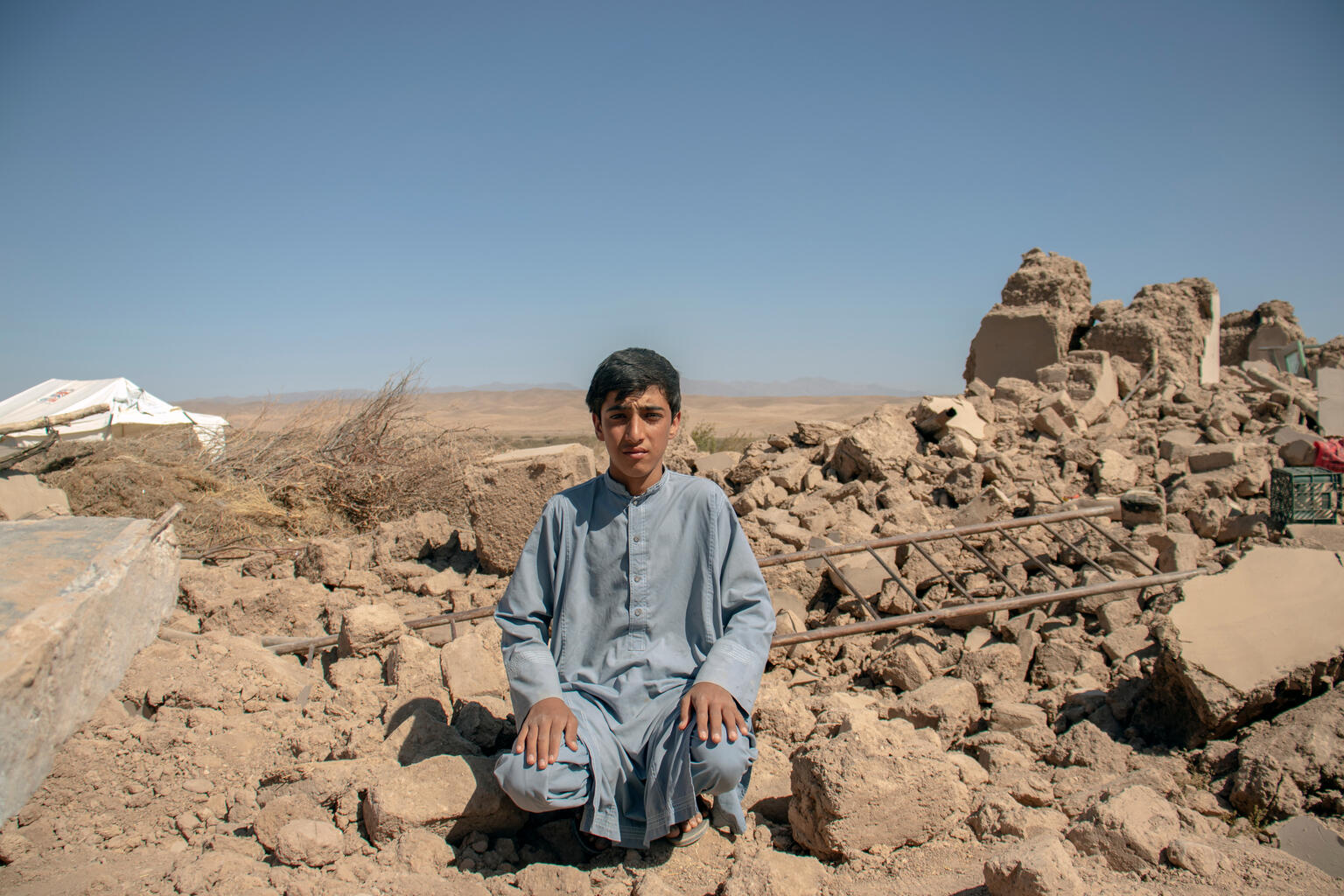 地震で被災した14歳のロバイル・アフマドさん（アフガニスタン、2023年10月9日撮影）