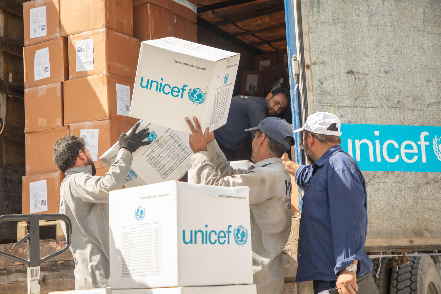 ヘラート州ジンダジャン県で被災した多くの家族に支援を届けるため、首都カブールの倉庫からヘラート州に向けて輸送されているユニセフの支援物資。衛生キット1万個と、生活必需品が入ったファミリーキット5,000個が含まれる。(アフガニスタン、2023年10月8日撮影)