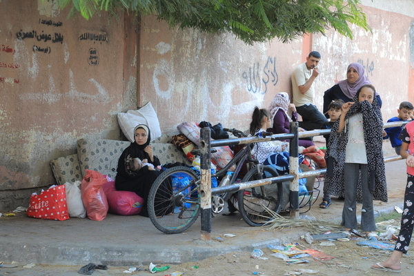 戦闘が激化するガザ北部から、南部へ逃れる人たち。子どもや高齢者を含む多くの人たちが、徒歩や車で避難している。(ガザ地区、2023年10月17日撮影)