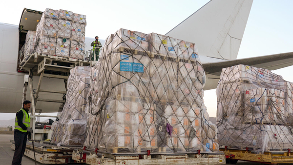 被災した妊婦や子どもたちのための医薬品、助産・手術キットなどの医療物資を含む、ユニセフの命を守る支援物資がカブールに到着した様子。(アフガニスタン、2023年10月22日撮影)