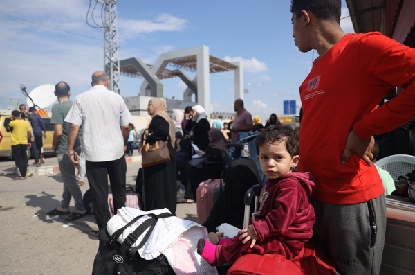 激化する敵対行為により、自宅が破壊され避難を強いられる家族。(ガザ地区、2023年10月17日撮影)