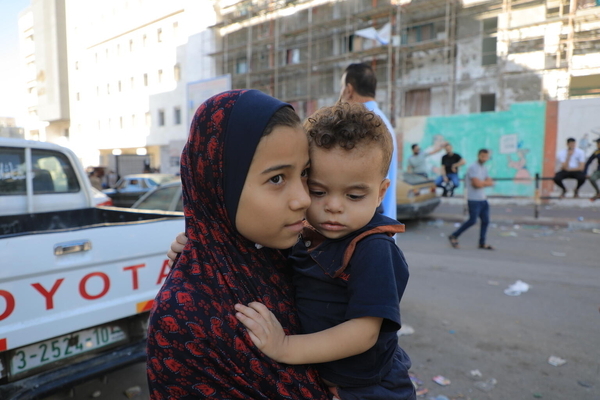 ガザ北部から南部へ逃れる子ども。子どもや高齢者を含む多くの人たちが、徒歩や車で避難している。(ガザ地区、2023年10月17日撮影)