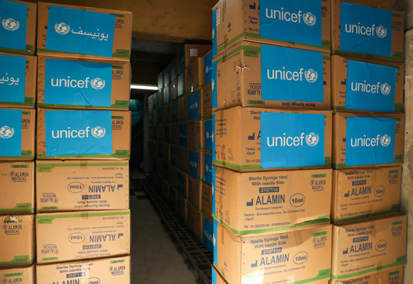 戦闘の影響を受けるカザ地区の子どもたちへ向けて輸送される、カイロの物資供給倉庫にあるユニセフの支援物資。(エジプト、2023年10月22日撮影)