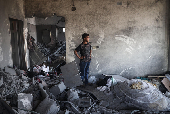 ラファで、空爆により破壊された自宅の中に入った男の子。(ガザ地区、2023年10月19日撮影)