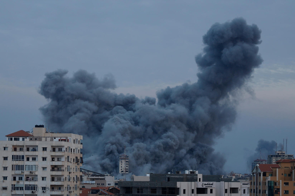 激しい爆撃により、黒煙が上がるガザ地区の様子（ガザ地区、2023年10月7日撮影）