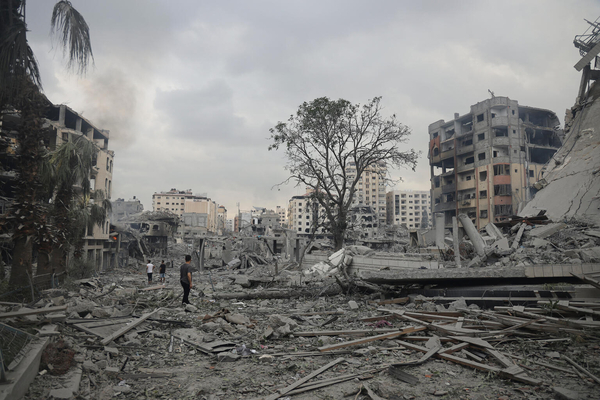 南部地域で、激化する戦闘により破壊された建物。多くの家族が家を失い、避難所を求めている。(ガザ地区、2023年10月14日撮影)