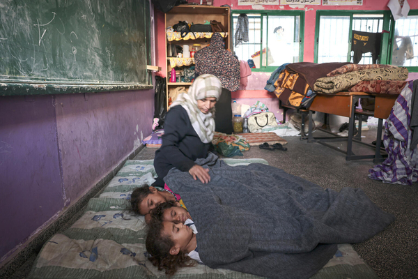 緊急避難所となっている学校で生活している家族。(ガザ地区、2023年10月16日撮影)