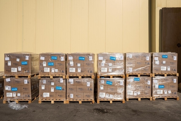 ドバイからアルアリーシュ空港に届いた、ユニセフの命を守る支援物資。(エジプト、2023年10月30日撮影)