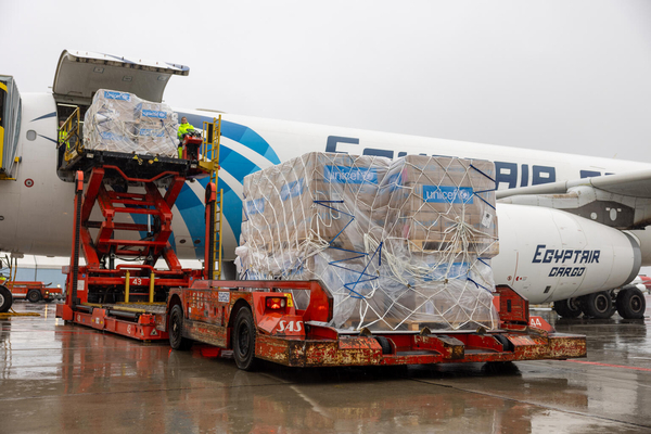 コペンハーゲンからエジプトのアルアリーシュ空港に輸送されるため飛行機に積み込まれた、毛布、浄水タブレット、医薬品、水などの命を守るユニセフの緊急支援物資。(デンマーク、2023年10月31日撮影)