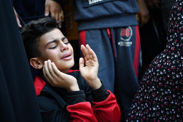 南部のハンユニスにある病院で、家族を亡くし涙を流す男の子。(ガザ地区、2023年11月16日撮影)