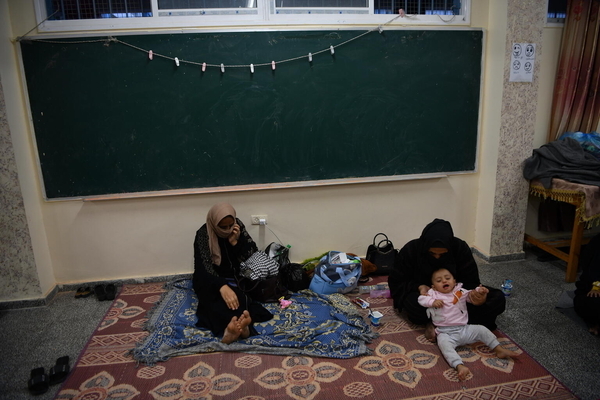 避難所となった学校で生活している家族。(ガザ地区、2023年11月16日撮影)