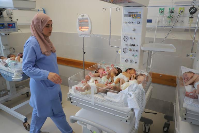 南部ラファにある病院のベッドで眠る赤ちゃん。(ガザ、2023年11月撮影)