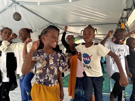 戦闘が激化するハルツームからポートスーダンに避難した8歳のオムニアさん。国内避難民キャンプ内にあるユニセフの子どもにやさしい空間で、友達とダンスを楽しみ、将来は医者になりたいと話す。(スーダン、2023年10月11日撮影)