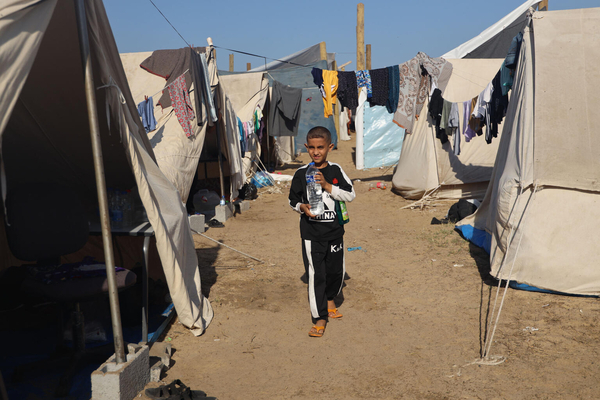 ガザ地区の北部から南部の避難民キャンプへ逃れ、ユニセフが支援する水ボトルを受け取った9歳のマジュドさん。「戦争が終わってほしい。食料と水が足りない」と話す。(ガザ地区、2023年11月15日撮影)