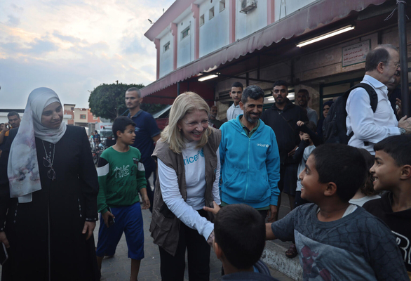 ガザ地区を訪れ、子どもたちと話すラッセル事務局長。(ガザ地区、2023年11月14日撮影)