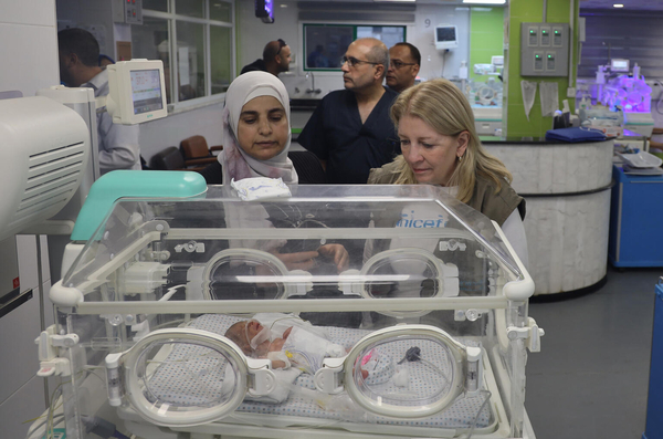 保育器の中で命をつなぐ赤ちゃん。(ガザ地区、2023年11月14日撮影)