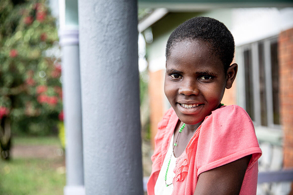 HIV陽性の14歳の女の子。HIV陽性者を支援するスタッフが、健康状態などをチェックするため自宅を訪問している。(ウガンダ、2022年4月撮影)
