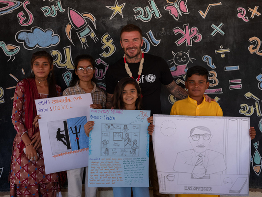 コミュニティセンターを訪問し、夢や願い、これまでに乗り越えてきたことなどの絵を描いた子どもたちと会った、ユニセフ親善大使のデイビッド・ベッカム氏。(インド、2023年11月14日撮影)