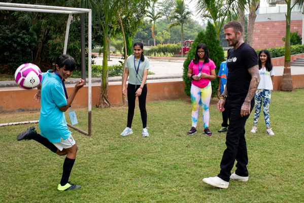 グジャラート大学で、女の子たちとサッカーをするベッカム親善大使。(インド、2023年11月13日撮影)