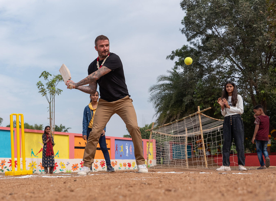 コミュニティセンターで、子どもたちとクリケットの試合をするベッカム親善大使。(インド、2023年11月14日撮影)