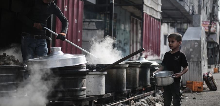 ラファで、炊き出しを受け取る男の子。(ガザ地区、2023年11月撮影)