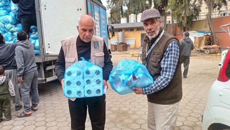 戦闘休止の期間にユニセフの衛生キットを受け取った、北部の避難所に留まる人たち。(ガザ地区、2023年11月29日撮影)